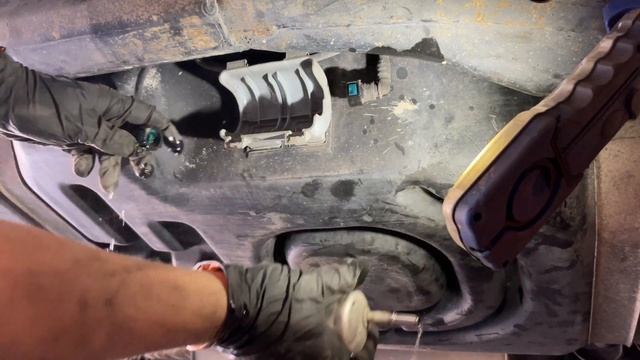 Ford Expedition Lincoln Navigator Fuel Filter Replacement 2002-2004 смотреть онлайн