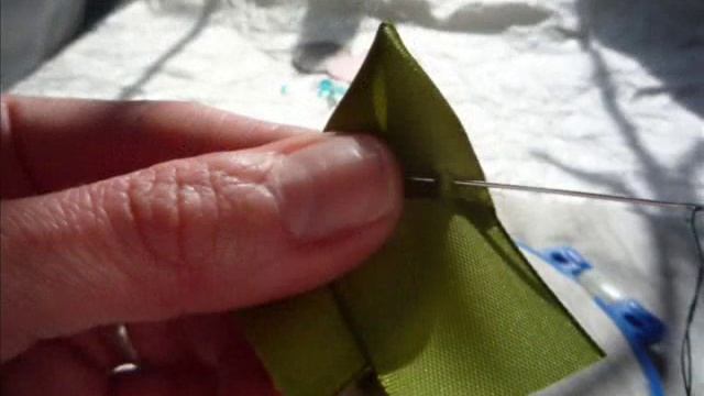 Мастер-класс.Брошь с розами из атласных лент. смотреть онлайн