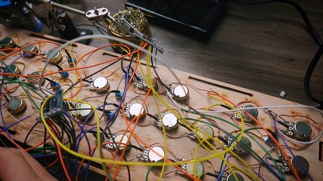 I Built A MiniMOOG Based Arduino DIY MIDI Controller!