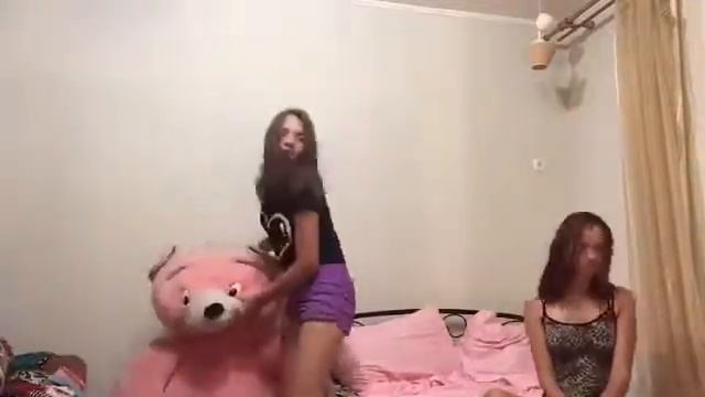 ЧТО МОЖНО ДЕЛАТЬ У ПОДРУЖКИ НА НОЧЕВКЕ?! смотреть онлайн