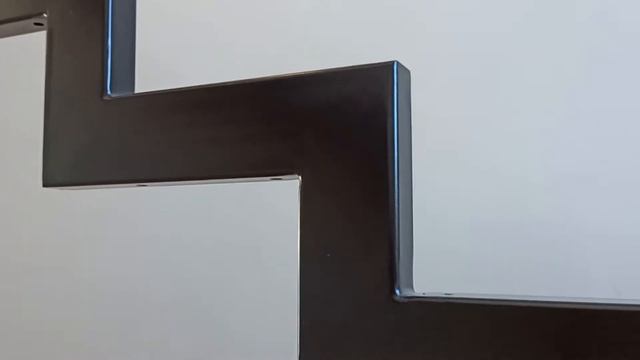 Лестница на ломаном косоуре. Изготовление и монтаж лестницы из металла. смотреть онлайн