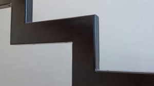 Лестница на ломаном косоуре. Изготовление и монтаж лестницы из металла.