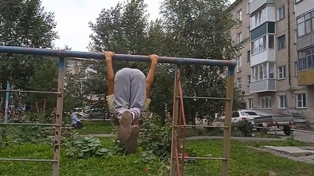 кувырок на турнике???????