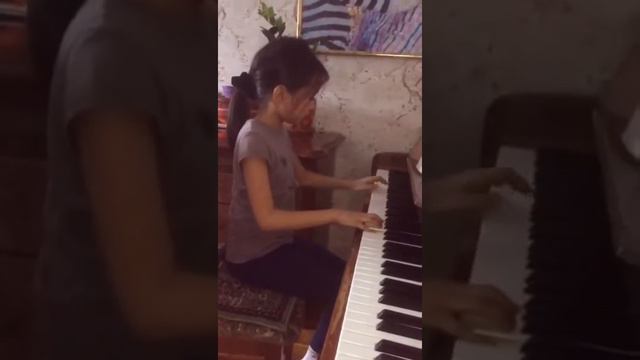 девочка играет на фортепиано смотреть онлайн