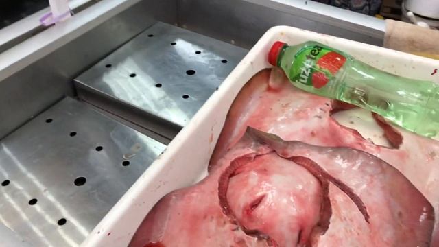 Рынок Керчи возобновил работу после потопа.Обзор рыбного и молочного корпусов.