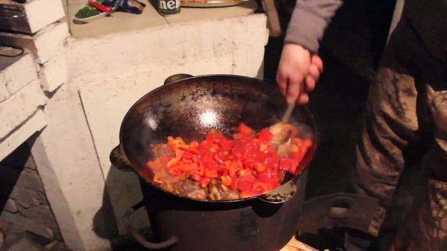 Свиные ребра на костре в казане смотреть онлайн