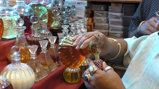 Индия - Гоа город Мапусу (Мапса) - рынок - покупаю жене духи - арома-масло смотреть онлайн