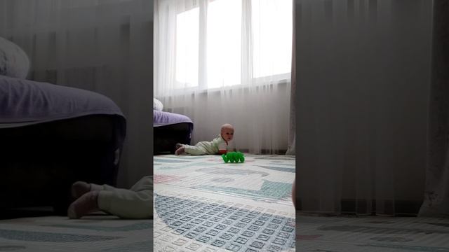 Учится ползать, малышке 7 мес смотреть онлайн