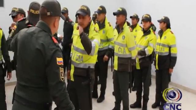 EN MEDIO DE RIÑA DE PERSONAS BORRACHAS AGREDEN A POLICIA смотреть онлайн