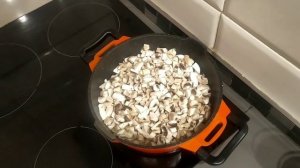 Сливочный соус с шампиньонами и гарниром из гречки #грибы #сливки #гречка #вкусно