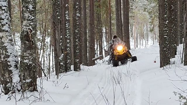 Рыбалка на озере Архангельской области...Тикси 250 и Варяг 500 пересекают озёра,под снегом вода. смотреть онлайн