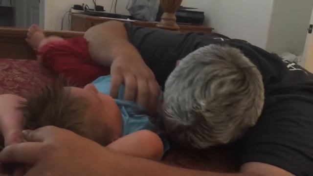 Dad Tickles 3 yr old Son! смотреть онлайн