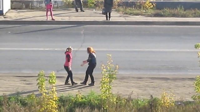две дуры в Омске на улице Телегина танцуют ахаххахах смотреть онлайн