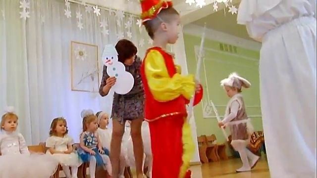 Ясли. Малыши на новогоднем утреннике в детском саду. смотреть онлайн