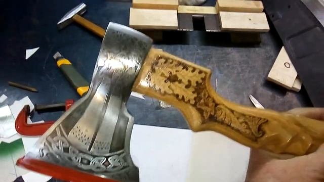 Топор с красивыми узорами от шурина.
