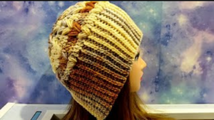 Весенняя шапочка крючком.  Шапочка на весну для начинающих. (720p).mp4