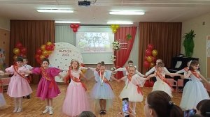 Танец "Губки бантиком, бровки домиком..."