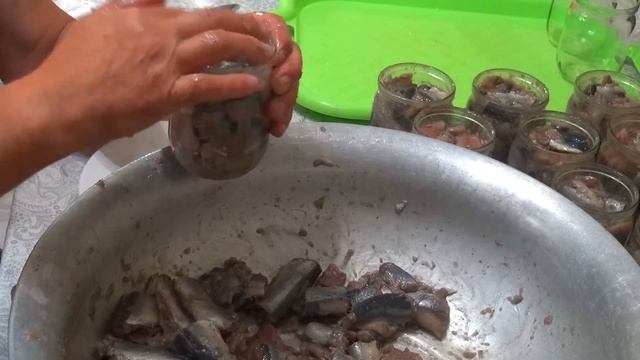 Вкусные рыбные консервы. Рыба в масле и рыба в томате-сравниваем на вкус.Консервы из салаки. смотреть онлайн