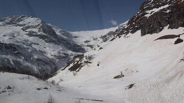 BERNINA EXPRESS | Taking a beautiful Swiss panoramic train through Graubunden | Landwasser Viaduct смотреть онлайн