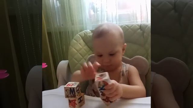 Развивающие занятия с кубиками .1 год 4 месяца строим башню))) чем занять ребенка на кухне!!! смотреть онлайн
