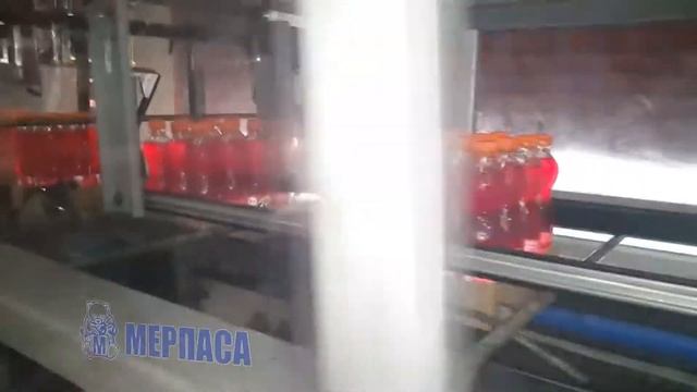 Упаковка ПЭТ бутылок с водой на подложке с бортиками в пленкую. Термоусадочная машина STAR ONE T смотреть онлайн