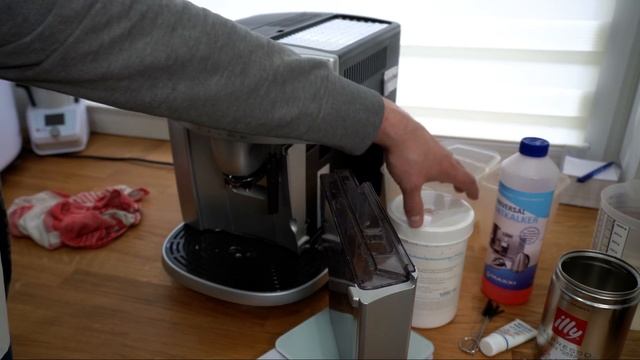 DeLonghi Magnifica (ESAM 4200 S) Reinigung, Pflege & Entkalken смотреть онлайн