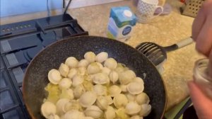 Невероятно вкусные жареные пельмени в сливочно-сырном соусе.