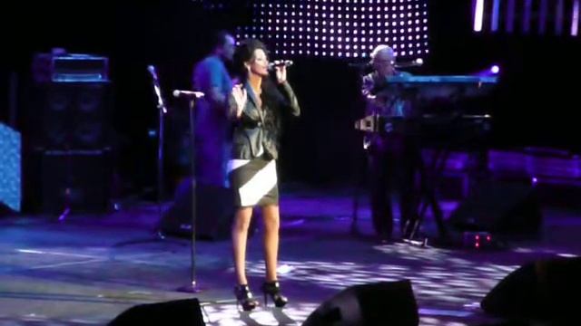 Eva Rivas singing Tamam Ashkharh at Tata's concert in Staples Center/10-10-10 смотреть онлайн