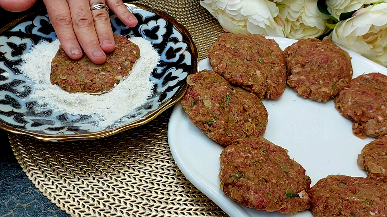 Вкусные СОЧНЫЕ ДОМАШНИЕ КОТЛЕТЫ из мясного фарша. Любимый рецепт. смотреть онлайн