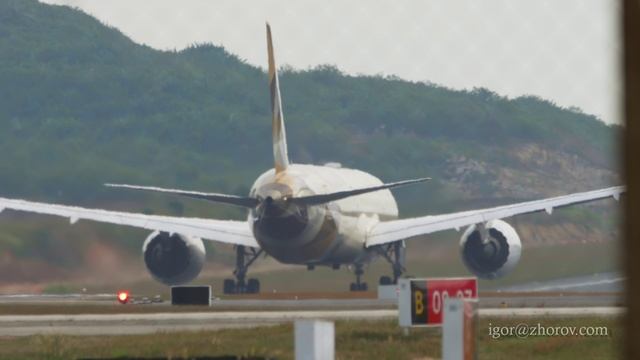 Взлёт Дримлайнера авиакомпании Etihad из аэропорта Пхукета