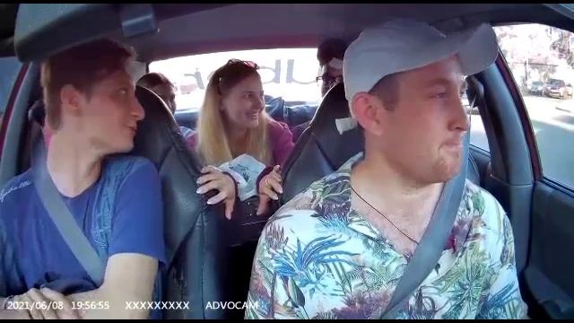 Студенты играют в такси