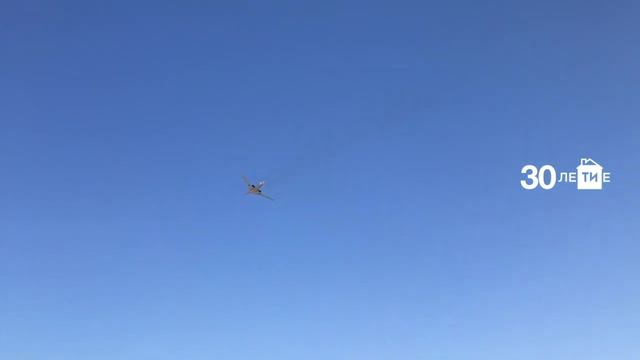 Над Казанью пролетел прибывший с авиапарада в Москве бомбардировщик Ту-160 смотреть онлайн