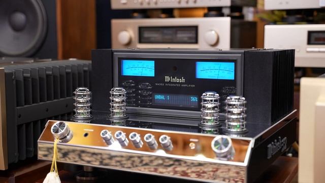 Accuphase E-650 VS Mclntosh MA-352 смотреть онлайн