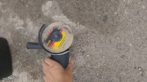 Болгарка работает от литиевого аккумулятора на 24 вольта. Измеряю ток.