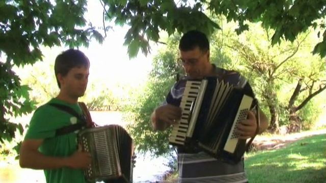 Detroit City (Charley Pride, Bobby Bare,Tom Jones) - Outdoor Accordion Duet смотреть онлайн