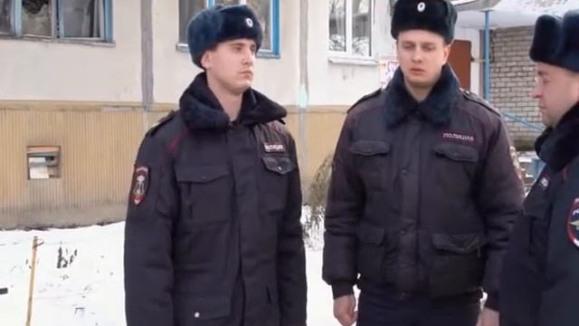 В Курске полицейские вытащили людей из горящего дома смотреть онлайн