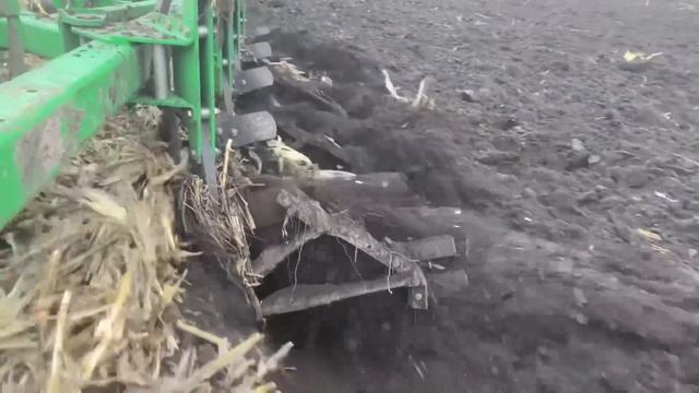 Оремо КУКУРУДЗУ 4 корпусами?5 не тягне?Слабий трактор смотреть онлайн