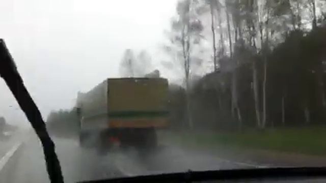 Инкассаторская колонна везет валюту в Беларусь. смотреть онлайн