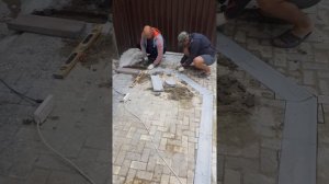 Брусчатка. Установка  водостоков .