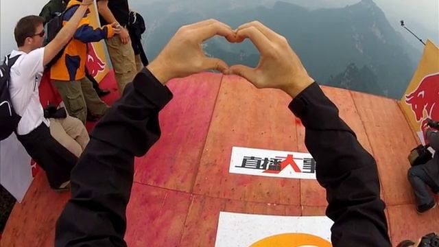 Wingsuit Red Bull event,base jumps off the dragon wall and Jeb flies through the hole смотреть онлайн