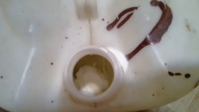 Чистим внутри пластиковую канистру смотреть онлайн