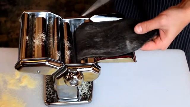 Тальятелле с чернилами каракатицы и тигровыми креветками в нежном сливочном соусе смотреть онлайн