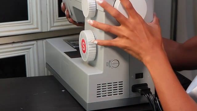Is This The Best SEWING Machine For Beginners? Singer 4423 Heavy Duty Unboxing + Demo смотреть онлайн