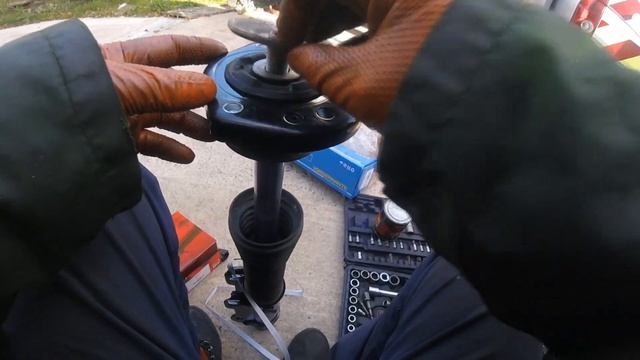 Replacing the front shock absorber VW Crafter Sprinter /Замена передней амортизатора VW Crafter смотреть онлайн