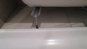 Как самому  надёжно собрать и  установить акриловую  ванну с экраном, в стену с плиткой.