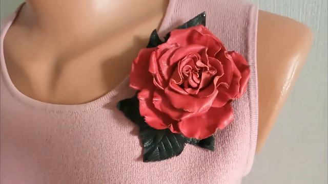 Работа с кожей. Брошь " Алая роза" смотреть онлайн