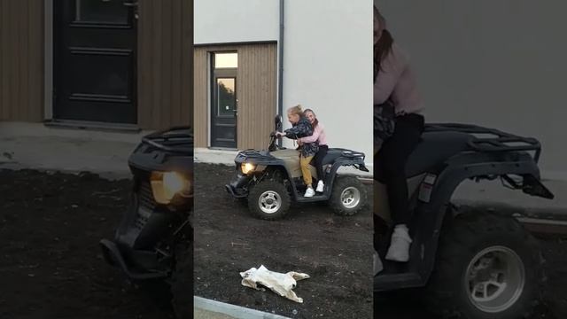 Дети катаются на квадроцикле. Радости лета. смотреть онлайн