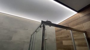 Световой натяжной потолок в ванной.