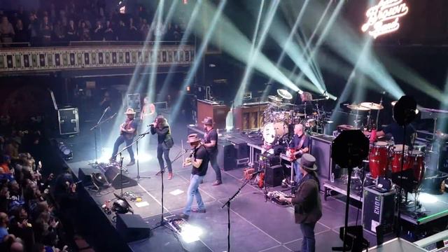 Dave Grohl sings 'Enter Sandman' with Zac Brown Band смотреть онлайн