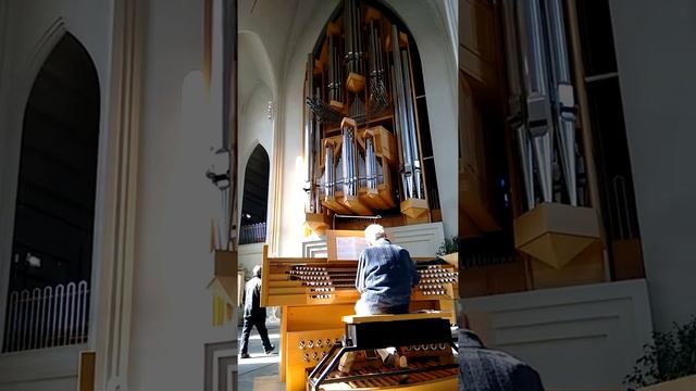 Beautiful and gigantic organ in Reykjavik, Iceland смотреть онлайн
